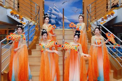 3.湛江红嘴鸥游船开渔节主题航班鱼灯表演.png