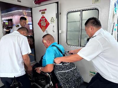 5.江华公司为旅客提供暖心服务.jpg